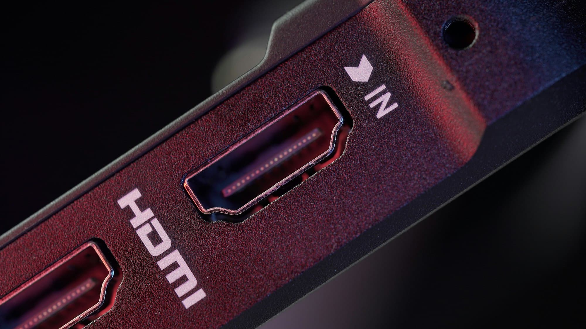 Close-up van een HDMI-ingang op een rode behuizing