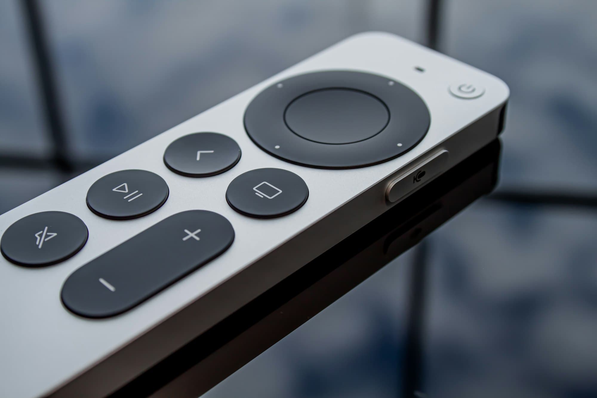 Close-up van een zilveren Apple TV-afstandsbediening