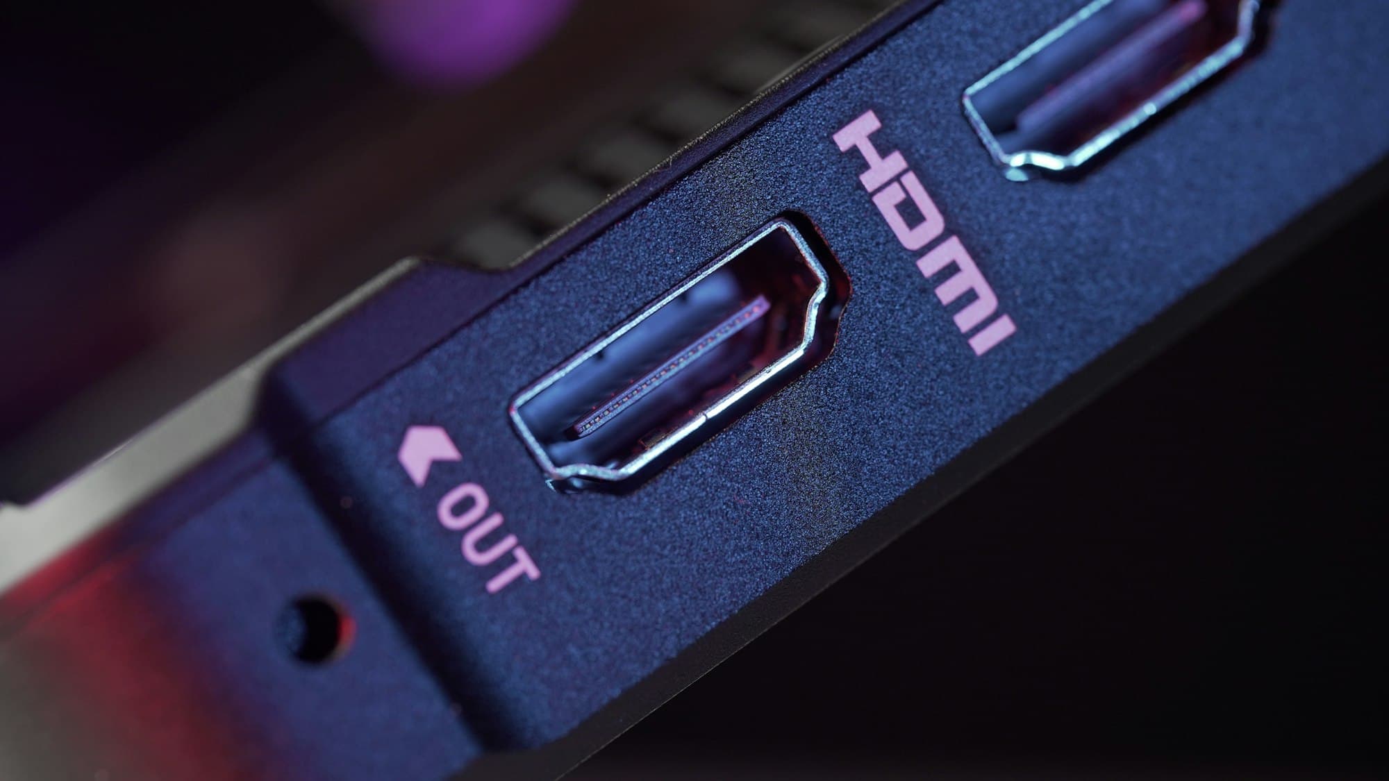 Close-up van een HDMI-poort op een apparaat, in paars licht